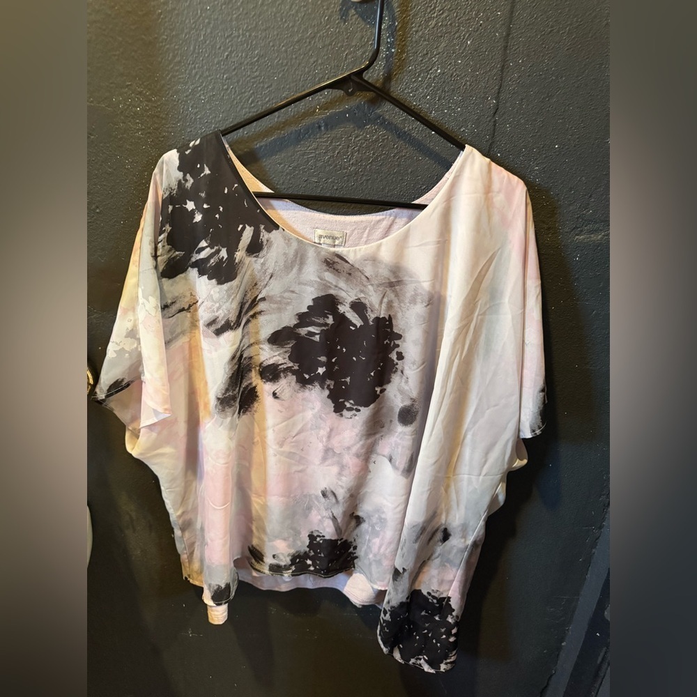 Avenue Black and White Relaxed Blouse Short Sleeve